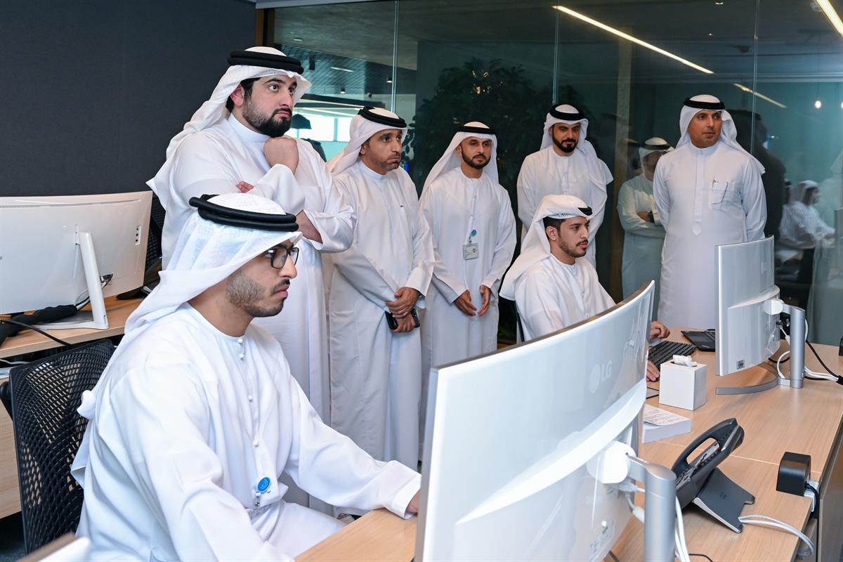 أحمد بن محمد يزور هيئة دبي الرقمية واطلع على مشاريعها وسير العمل فيها